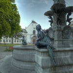 Der Leopoldsbrunnen vor der Hofkirche und der Kaiserlichen Hofburg