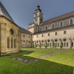 Blick auf den Kreuzgang und die Kirche, links im Bild sieht man das Brunnenhaus.