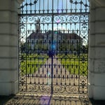 Das Osttor mit dem Prälatengarten und der Ostfassade im Hintergrund