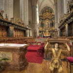 Dieses Bild zeigt einen Blick auf den mächtigen Hochaltar aus schwarzem Marmor.