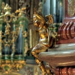 Ein Engerl am Fuße der Kanzel