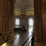 Bild oben: Unter dem Marmorsaal eine gleich große Sala terrena, der sogenannte Riesensaal mit gewaltigen Atlanten von Lorenzo Mattielli.