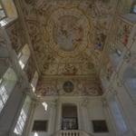 In der Vorhalle zur Bibliothek begegnet uns der Tiroler Künstler Johann Jakob Zeiller (geb. 1708 in Reutte), der ab 1742 die Kuppel künstlerisch ausmalte.