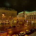 Links das Hotel Sacher, rechts die Rückseite der Staatsoper