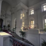 Die Kaiserstiege blieb unvollendet – ihr Gegenstück auf der linken Seite wurde nie gebaut, so fehlen etwa die Fresken. Jede Stufe ist aus einem einzigen Stein gehauen. Das Stiegenhaus fällt durch seine einfache Monumentalität auf.