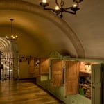 Der Klosterladen, untergebracht In wunderschönen, alten Holzvitrinen.