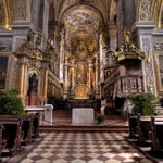 Der Hochaltar wurde 1728 aufgestellt und ist das letzte Werk von Matthias Steinl; das Hochaltarbild von Johann Georg Schmidt zeigt die Geburt Mariens – das Patronat der Kirche.