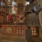 Eine der 28 überlebensgroße Bronzestandbildern – mit Blick auf den Hochaltar