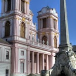 Brunnenobelisk im Stiftshof
