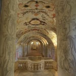 Um die Bestände der wertvollen Bibliothek vor Feuchtigkeit zu schützen, ist genau unterhalb eine Krypta im Stil des grotesken Barock entstanden.