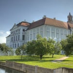 Die beeindruckende Ostfassade vom Wirtschaftshof aus gesehen