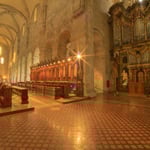 Im vorderen Teil der Abteikirche ist heute die große Kober-Orgel aufgestellt, die mit ihrer Höhe fast die Decke des nördlichen Querschiffes erreicht.