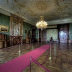 Im Audienzsaal fällt ein Baldachin auf, der – ursprünglich ein Bettbaldachin – zum Thronbaldachin umfunktioniert wurde.