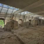 In einer rechteckigen, langgestreckten Ausgrabungsstätte sehen wir die Grundrisse der Schlafzellen der Mönche. Die Fensternischen wurden zum Teil geöffnet und verbinden Natur mit Architektur.