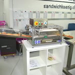 Brötchen werden durch die Schneidemaschnine geschnitten....