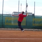 Freddy zeigt einen Aufschlag wie aus dem Lehrbuch!