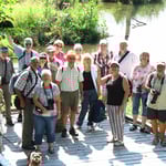 Gruppenfoto auf der Biber-Beobachtungsplattform