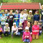 Die Klasse von Frau Bauer mit selbstgebastelten Namenschildern