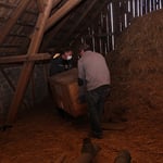 Transport in staubiger Umgebung in einem Strohlager