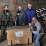 Jan Ebert, Ralf Böhme, Fred Goller und Volker Woitzik mit einem neuen Nistkasten und einer Schleiereule