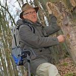 Fledermausexperte Uli Völker zeigt ein mögliches Fledermaus-Quartier in einem hohlen Baumstamm