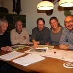 Die Kartierer Fred Goller, Uli Völker, Jan Ebert, Eva Schubert und Volker Woitzik beim Auswerten der Feuersalamander-Fundorte