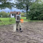 Doris verteilt schwungvoll das Saatgut.