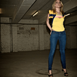 Lederweste in gelb, blau und schwarz kombiniert mit Body im 70er Stil. 