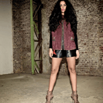 Ledercap kombiniert mit einer kurzen hochgeschnittenen Hose mit Details aus.