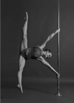 Leas Fokus auf technische Perfektion und schöne Linien werden dich im Training weit voran bringen und dich über dich selbst hinauswachsen lassen. Trainier mit ihr in unseren Fortgeschrittenen Pole Klassen und lern die Welt des Aerial Hoops mit ihr kennen.