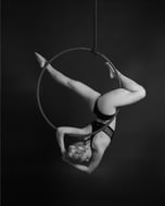 Tanja hebt euch mit ihrer Leidenschaft für Aerial Hoop in Introductions und Intermediate Hoop Klassen aufs nächste Level. Freu dich auf tolle Tricks und Kombinationen mit ihr am Luftreifen!