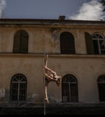 Kathis Pole and Heels Flows und Choreos sind jede Woche ein Highlight im Trainingsplan. Du erlebst sie als Trainerin auch in Poleklassen ohne Heels. Rock mit ihr die Stunden!