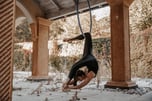 Aerial Arts und Stretching sind Lisas absolute Leidenschaft. Sie liebt es mit euch neue Tricks und Figuren zu erarbeiten und freut sich auf all die schönen Momente, in denen sie mit euch Erfolge feiern kann, sobald sie aus der Babypause wieder zurück ist.
