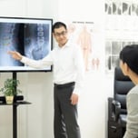 アメリカのパーマー大学の学位記を持つ院長がレントゲン画像の説明