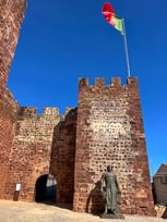 Am Eingang des Castelo de Silves (frühere Hauptstadt der Algarve).