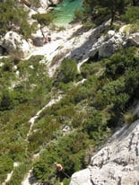 Olli am Sichern. Im Hintergrund der Strand.