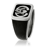 Ein Monogrammring aus Carbon und Weissgold, aus der Herrenschmuck-Kollektion Carbon Cushion, individuell angefertigt nach Kundenwunsch von der Goldschmiede Obsession. 