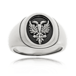 Ein traditioneller Wappenring aus Weißgold, verziert mit einem detailreichen Adler-Motiv, handgefertigt von der Goldschmiede Obsession. 