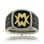 Ein einzigartiger Monogrammring aus Weißgold, verziert mit einem persönlichen Monogramm, angefertigt von der Goldschmiede Obsession. 