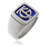 Ein Wappenring aus Weissgold mit persönlichem Monogramm auf blauem Grund, aus der Herrenschmuck-Kollektion Klassik Cushion, angefertigt von der Goldschmiede Obsession. 