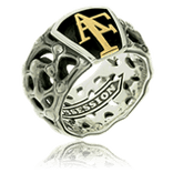 Ein Monogrammring aus Silber und Gelbgold, handgefertigt im Atelier der Goldschmiede Obsession.   