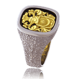 Ein Wappenring aus Weissgold und Gelbgold, mit einem persönlichen Wappen auf schwarzem Stein, aus der Herrenschmuck-Kollektion Stone Antik, angefertigt von der Goldschmiede Obsession. 