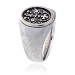  Ein handgefertigter Wappenring aus Weißgold mit einer aufwendigen Heraldik-Gravur, hergestellt von der Goldschmiede Obsession. 