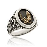 Ein ovaler Wappenring aus Weißgold, traditionell gefertigt nach Kundenwunsch von der Goldschmiede Obsession. 