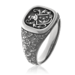 Ein Wappenring aus Weissgold mit strukturierter Oberfläche, aus der Herrenschmuck-Kollektion Stone Antik, angefertigt nach Kundenwunsch von der Goldschmiede Obsession. 