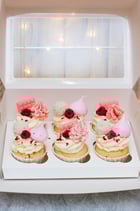 Ostercupcakes mit mini Schokoldentafeln, Pralinen und Meringues