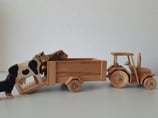 Traktor und Anhänger aus massiver Buche