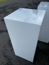 Bar- / Stehtisch Plexiglas Cube Weiss mieten (max. 8Stk.)