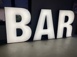 Leuchtschrift BAR Schriftzug mieten (max. 1Stk.)