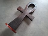 Privé : Croix Ankh en bois de wengé et padouk vernie